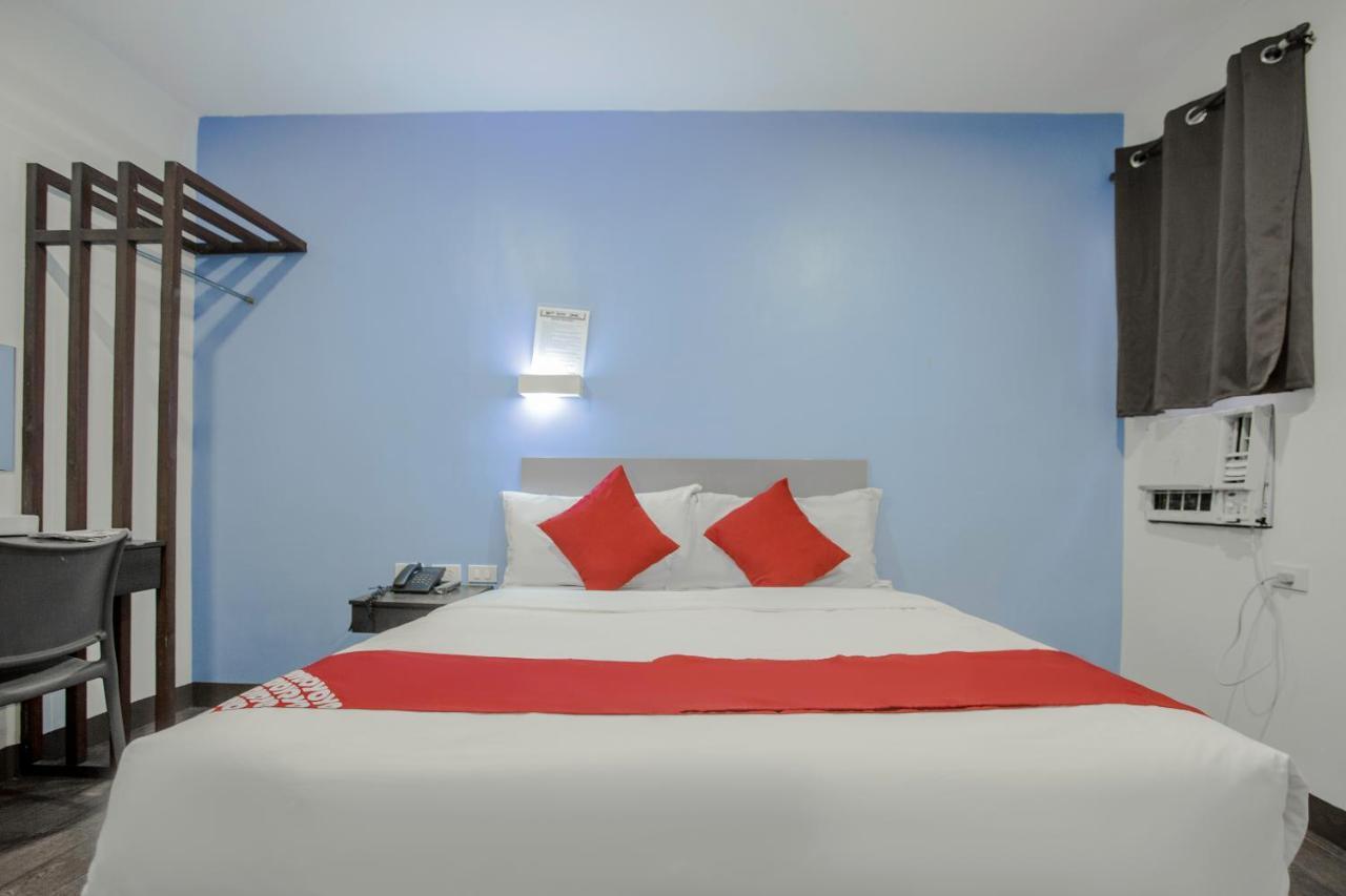 Oyo 637 Fox Hotel Кесон-Сити Экстерьер фото