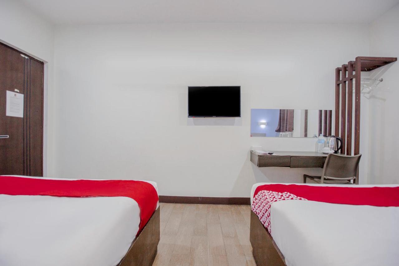 Oyo 637 Fox Hotel Кесон-Сити Экстерьер фото