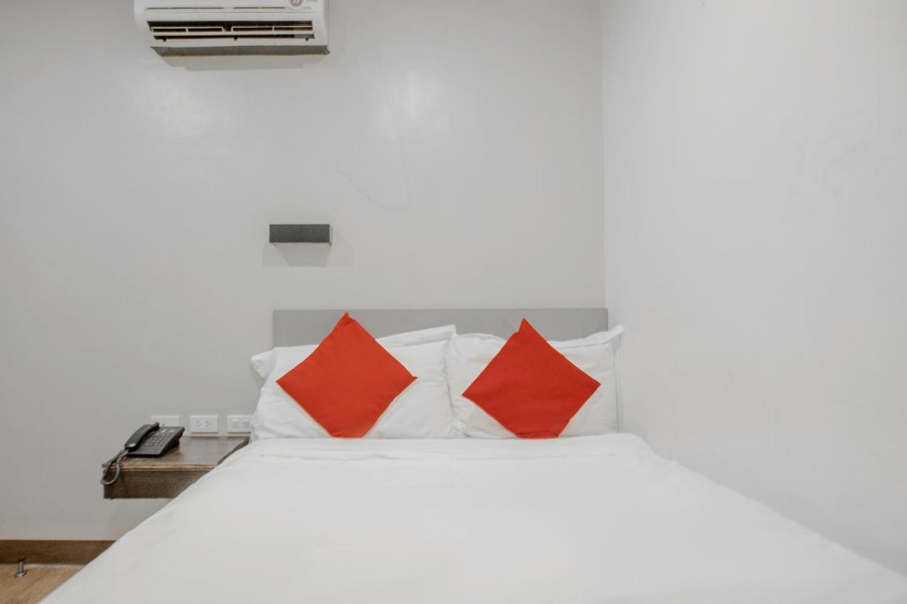 Oyo 637 Fox Hotel Кесон-Сити Экстерьер фото
