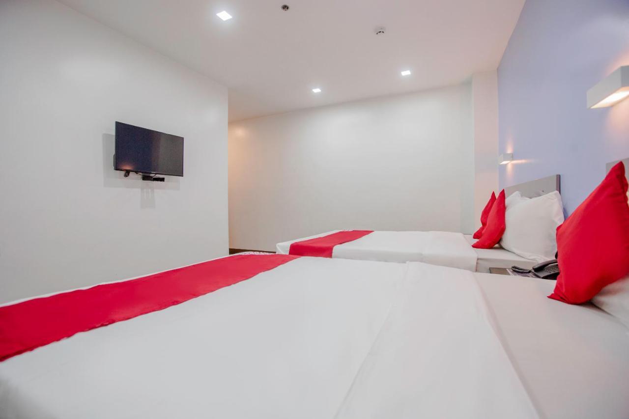 Oyo 637 Fox Hotel Кесон-Сити Экстерьер фото