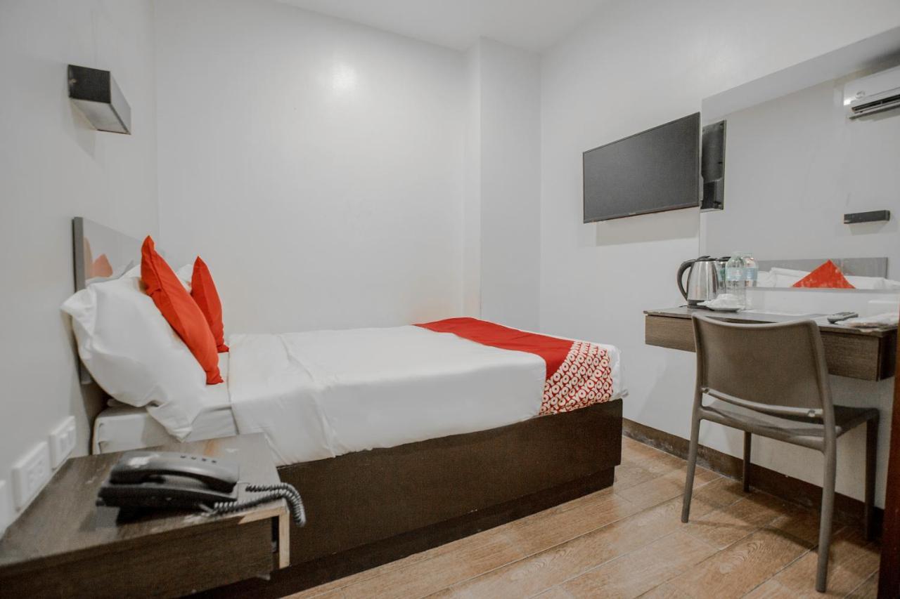 Oyo 637 Fox Hotel Кесон-Сити Экстерьер фото