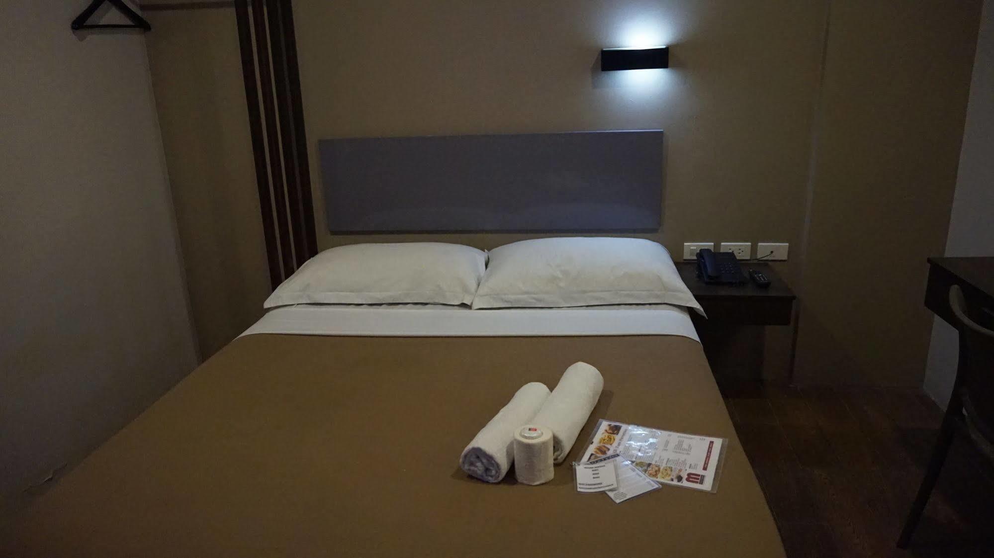 Oyo 637 Fox Hotel Кесон-Сити Экстерьер фото