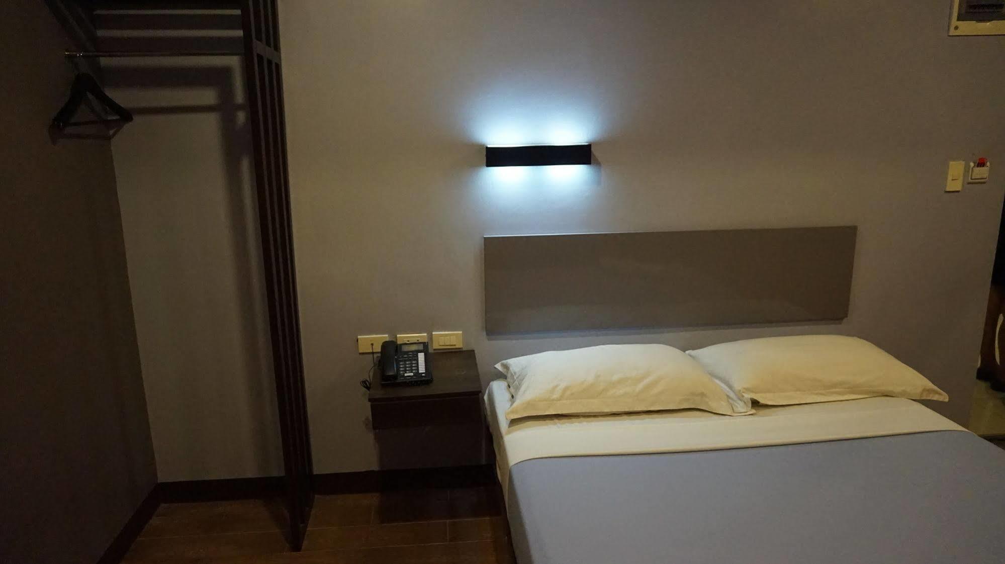 Oyo 637 Fox Hotel Кесон-Сити Экстерьер фото